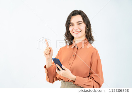 一名白人婦女拿著智慧型手機並引導 113886868