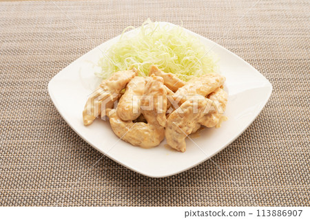 Chicken fillet with mayonnaise sauce (shrimp mayonnaise style) Chicken fillet with mayonnaise sauce (shrimp mayonnaise style) 113886907