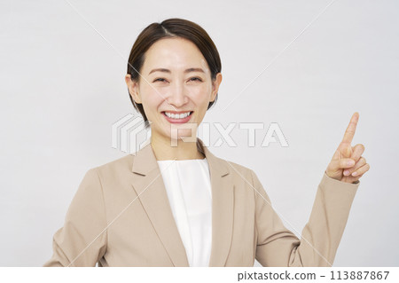 指向右邊的中年女商人，白色背景 113887867