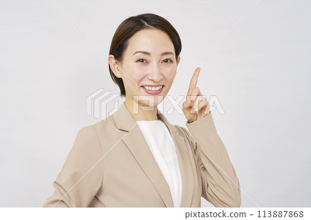 指向右邊的中年女商人，白色背景 113887868