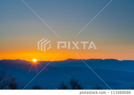 [Sunrise Material] Sunrise seen from Mt. Amari [Yamanashi Prefecture] 113888086