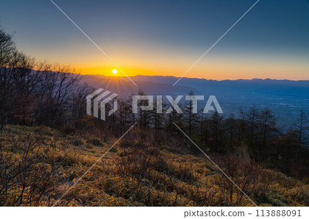 [Sunrise Material] Sunrise seen from Mt. Amari [Yamanashi Prefecture] 113888091