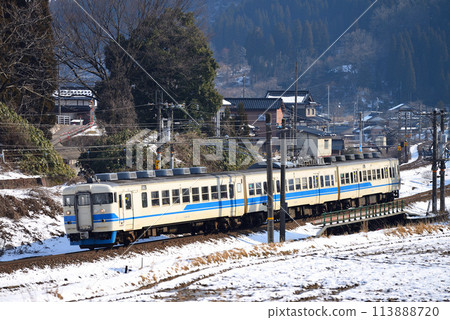 舊北陸本線運行的 3 輛 413 系列普通列車 113888720