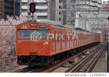 大阪環狀線運行的103系列內環普通列車8節車廂 大阪環狀線運行的103系列內環普通列車8節車廂 113888741