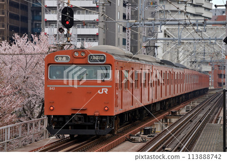 大阪環狀線運行的103系列內環普通列車8節車廂 113888742