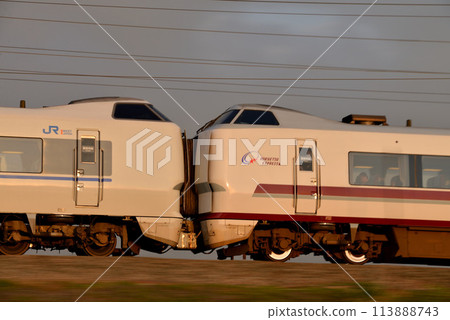 舊北陸本線運行的681系列特急「白高號」 舊北陸本線運行的681系列特急「白高號」 113888743