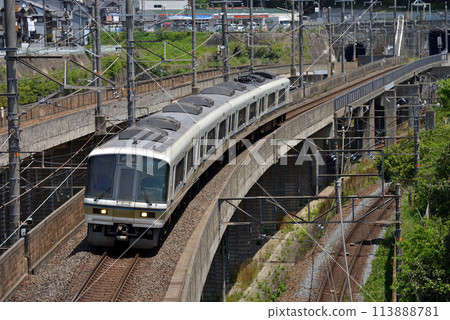 在Kosai線上運行的221系列的4列火車 在Kosai線上運行的221系列的4列火車 113888781