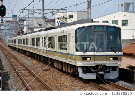 The top-numbered 221 series Yamatoji Rapid train running on the Osaka Loop Line The top-numbered 221 series Yamatoji Rapid train running on the Osaka Loop Line 113888850