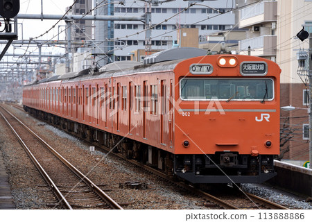 大阪環狀線運行的103系列內環普通列車8節車廂 113888886