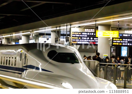 The Shinkansen platform at Shinagawa Station is crowded with passengers even at night The Shinkansen platform at Shinagawa Station is crowded with passengers even at night 113888951