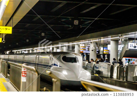 The Shinkansen platform at Shinagawa Station is crowded with passengers even at night 113888953