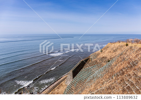 從北海道新冠町阪眼岬展望台眺望的景色[3月] 113889632