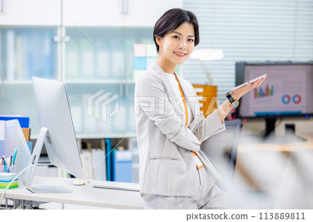 Business woman office Business woman office 113889811