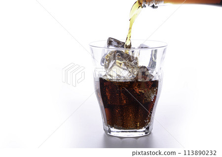Refreshing cola carbonated drink 113890232