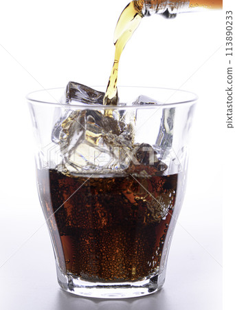 Refreshing cola carbonated drink 113890233