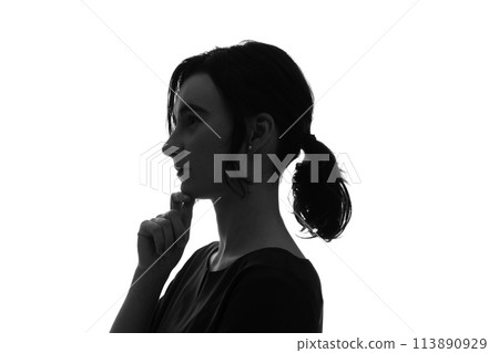 一個有思想的外國女人的剪影 一個有思想的外國女人的剪影 113890929