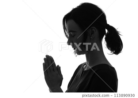 祈禱的外國婦女的剪影 113890930