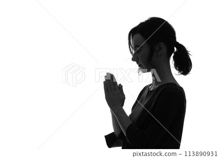 祈禱的外國婦女的剪影 祈禱的外國婦女的剪影 113890931