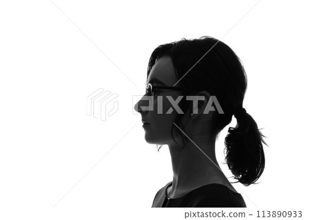 一名外國婦女的側面輪廓 113890933