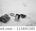 雪地上喝咖啡休息 113891385