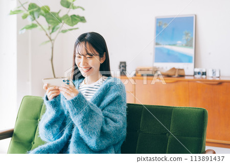 女人在智能手機上觀看視頻 113891437