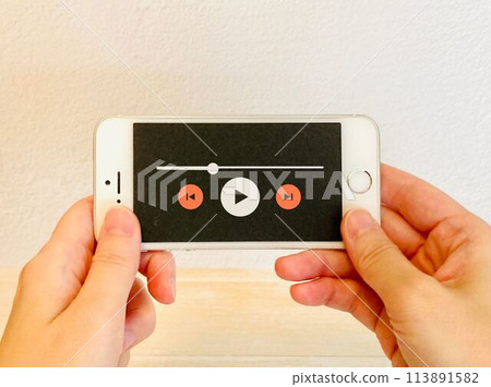 Play videos and music on your smartphone Play videos and music on your smartphone 113891582