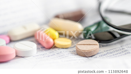 Tablets and glasses. Using medicine pills, patient information leaflet. Medication use guide Tablets and glasses. Using medicine pills, patient information leaflet. Medication use guide 113892648