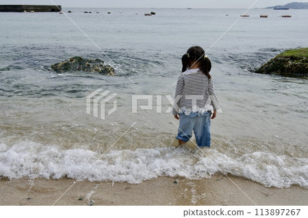 Azure Maiko beach with children (Kobe City) Azure Maiko beach with children (Kobe City) 113897267