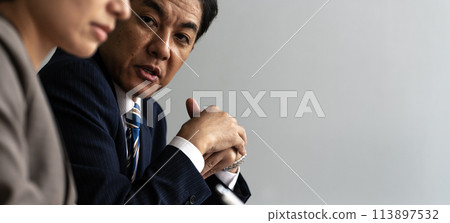 Business people at work: business scene 113897532
