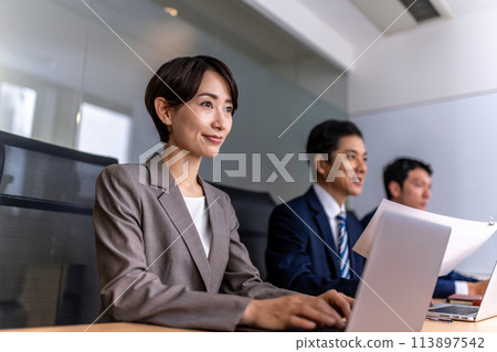 開會的商務人士：商務場景 113897542