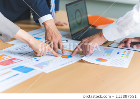 Business people at work: business scene 113897551