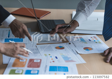 Business people at work: business scene 113897582