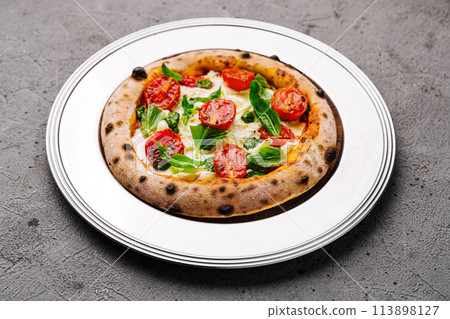 Fresh italian margherita pizza on plate 113898127