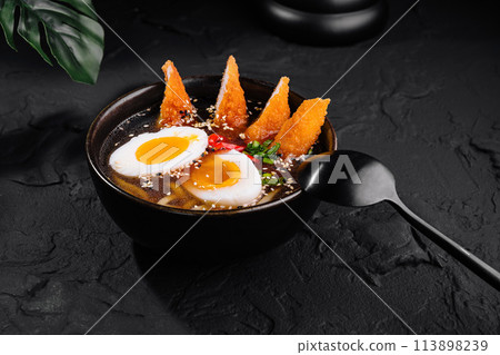 Gourmet ramen bowl with crispy toppings 113898239
