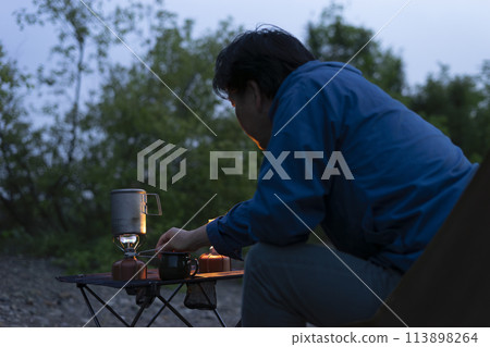 黃昏時享受獨自露營的男人 113898264