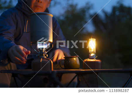 黃昏時享受獨自露營的男人 113898287