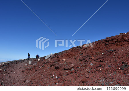 富士山的山頂，碗的周圍有棕色的熔岩， 113899099