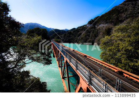 藍色的湖和紅色的橋 113899435