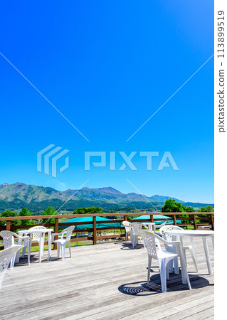 A view from the observation deck with a clear spring sky as a backdrop (with Mount Aso in the background) at "Asobanosato Kugino Roadside Station" 113899519