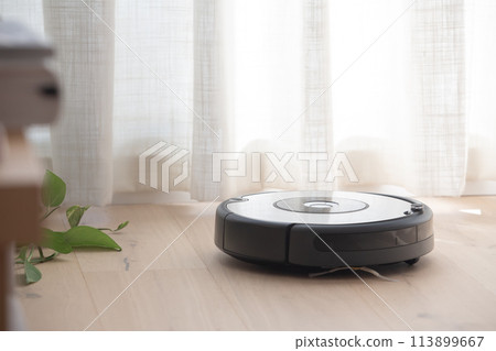 robot vacuum cleaner loading cleaning a wooden floor robot vacuum cleaner loading cleaning a wooden floor 113899667