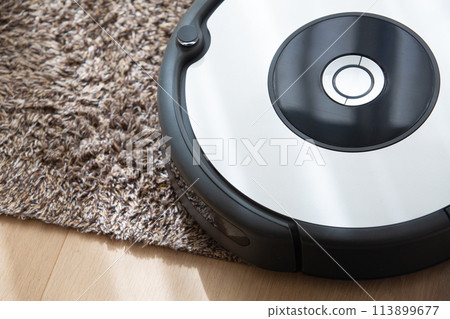 robot vacuum cleaner cleaning a carpet 113899677