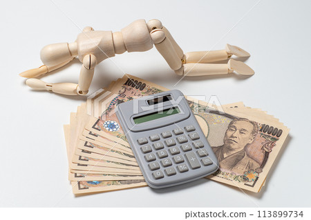 A drawing doll looks disappointed next to a 10,000 yen note 113899734