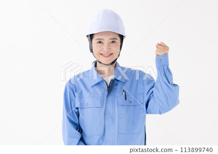  工作服女孩的姿勢 113899740