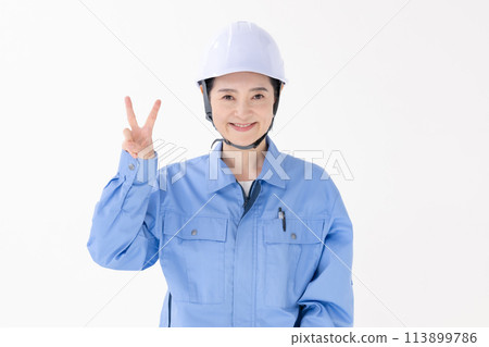 穿著工作服和平的婦女 113899786