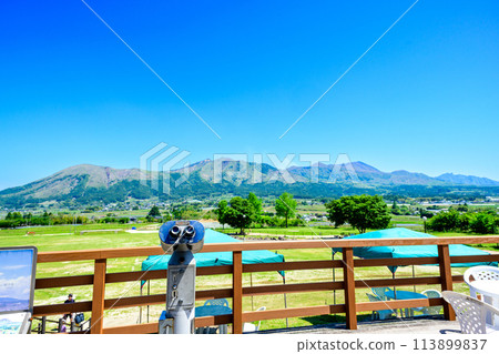 望遠鏡和阿蘇山,從道之站展望台看到的風景,以晴朗的春日天空為背景,“道之站阿比之裡久木野” 望遠鏡和阿蘇山,從道之站展望台看到的風景,以晴朗的春日天空為背景,“道之站阿比之裡久木野” 113899837
