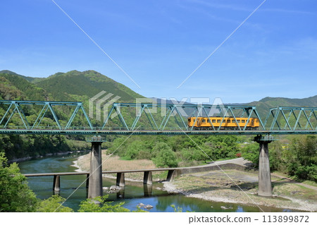 Railway bridge over the Shimanto River and Mishima Submerged Bridge in the season of fresh greenery (Shimanto Town, Kochi Prefecture) Railway bridge over the Shimanto River and Mishima Submerged Bridge in the season of fresh greenery (Shimanto Town, Kochi Prefecture) 113899872