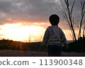 孩子看日落 113900348