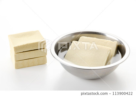 Rehydrated freeze-dried tofu 113900422