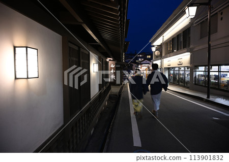 草津溫泉西河原街風景(穿著浴衣的客人走向溫泉田) 草津溫泉西河原街風景(穿著浴衣的客人走向溫泉田) 113901832