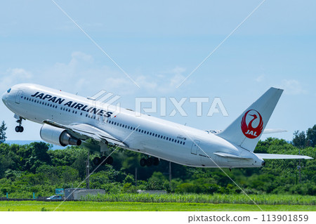 沖繩縣宮古島市，度假島，暑假，飛機，宮古機場，早晨，雲彩，日本航空駕駛艙 113901859